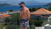 СУПРУГА ГА ФОТОГРАФИСАЛА, А ФАНОВИ ОДУШЕВЉЕНИ: Бобан Рајовић у шестој деценији изгледа као младић (ФОТО)