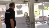 BRUTALNO KRŠENJE USTAVA I ZAKONA: Pripadnik obezbeđenja sa blokaderima preti profesorki da će u zatvor zato što hoće da radi!