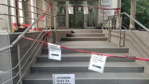 NADSTREŠNICA OGRAĐENA TRAKOM: Dom zdravlja Stari grad čeka saglasnosti za saniranje krovne konstrukcije NADSTREŠNICA OGRAĐENA TRAKOM: Dom zdravlja Stari grad čeka saglasnosti za saniranje krovne konstrukcije