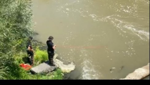 NOGA JE VIRILA IZ DŽAKA: U Velikim Crljenima u šoku, ronioci traže po Kolubari, oglasili se sin i supruga nestalog muškarca (VIDEO)