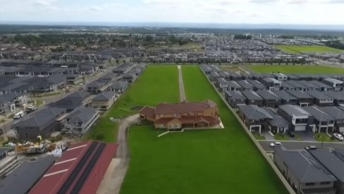 ODUPIRU SE MODERNOM ŽIVOTU: Porodica odbila 30 miliona € za kuću, a oko nje niču moderne zgrade (VIDEO)