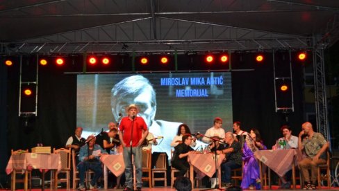 SEĆANJE NA MIKU ANTIĆA: Sinoć je u Mokrinu održan 40. Memorijal „Miroslav Antić“ (Foto) SEĆANJE NA MIKU ANTIĆA: Sinoć je u Mokrinu održan 40. Memorijal „Miroslav Antić“ (Foto)