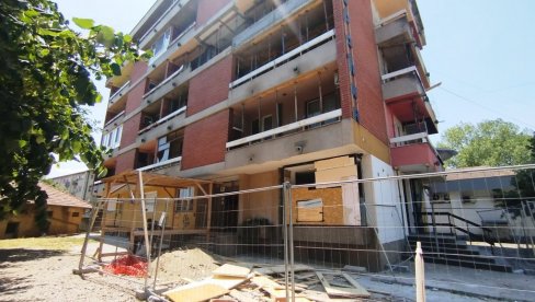 NEDOSTAJE IM DVA MILIONA DA SE PONOVO SKUĆE: U Paraćinu počela sanacija zgrade, teško oštećene u eksploziji