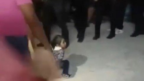 ŠOKANTAN SNIMAK MASAKRA U MEKSIKU: Ubijena deca tokom verske proslave (VIDEO) ŠOKANTAN SNIMAK MASAKRA U MEKSIKU: Ubijena deca tokom verske proslave (VIDEO)