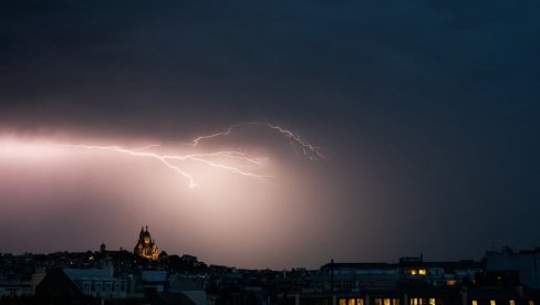 СТРАШНА ОЛУЈА ХАРА ЕВРОПОМ, ВИШЕ МРТВИХ: Мушкарца ударио гром, на дечака пало дрво, круже језиви снимци (ВИДЕО)