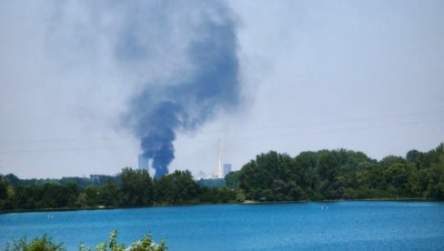 PRVE SLIKE DRAME NA ADI CIGANLIJI: Dvadesetak vatrogasaca sa osam vozila gasi požar na splavu (FOTO)