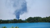 PRVE SLIKE DRAME NA ADI CIGANLIJI: Dvadesetak vatrogasaca sa osam vozila gasi požar na splavu (FOTO)