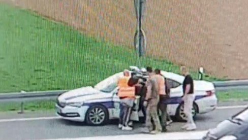 KAMERE SNIMILE DIVLJAČKO PONAŠANJE: Pogledajte kako terorista Ivan Matović šutira policajce i pravi haos (VIDEO) KAMERE SNIMILE DIVLJAČKO PONAŠANJE: Pogledajte kako terorista Ivan Matović šutira policajce i pravi haos (VIDEO)