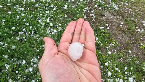 SUPERĆELIJA POHARALA OVAJ DEO SRBIJE: Padao grad asimetričnog prečnika veličine 6 cm (FOTO/VIDEO)