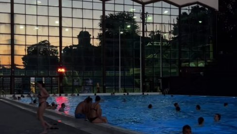 NOĆNO KUPANJE SPAS OD ŽEGE: Veliki broj Beograđana našao način da se rashladi na 25 stepeni NOĆNO KUPANJE SPAS OD ŽEGE: Veliki broj Beograđana našao način da se rashladi na 25 stepeni