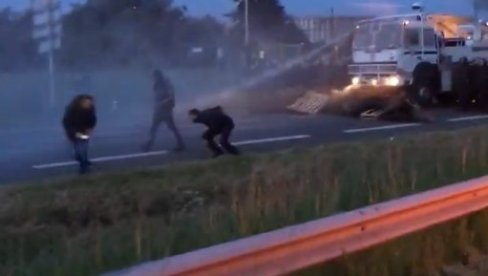 VIDEO: Vodeni top na štrajkače u Francuskoj