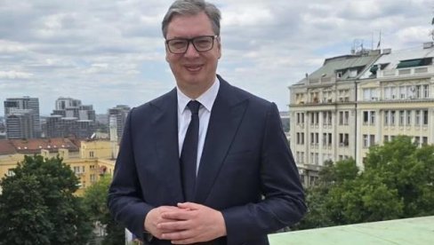 ВИДОВДАН НА ПОСЛУ, ЧАСТ И ПОНОС Вучић се огласио са терасе Председништва и честитао грађанима Видовдан (ФОТО)