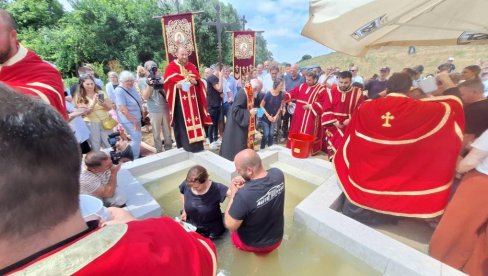 VIDOVDANSKO SABORNO KRŠTENJE NA TAMIŠU: Nesvakidašnji događaj u Sečnju (FOTO) VIDOVDANSKO SABORNO KRŠTENJE NA TAMIŠU: Nesvakidašnji događaj u Sečnju (FOTO)