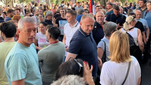 БЛОКАДЕРИ КРЕЋУ У УНИШТАВАЊЕ СРБИЈЕ: У току протест за који су блокадери рекли да ће бити насилан