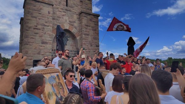 ПРИВЕЛИ И ДЕВОЈЧИЦУ (12) ЈЕР ЈЕ ПЕВАЛА: Бестијално иживљавање Куртијевог режима, са по 500 евра кажњено 11 Срба са Газиместана