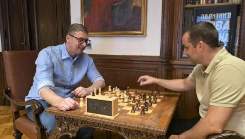VUČIĆ OBJAVIO FOTOGRAFIJU IZ PREDSEDNIŠTVA KAKO IGRA ŠAH: Trenuci relaksacije (FOTO) VUČIĆ OBJAVIO FOTOGRAFIJU IZ PREDSEDNIŠTVA KAKO IGRA ŠAH: Trenuci relaksacije (FOTO)