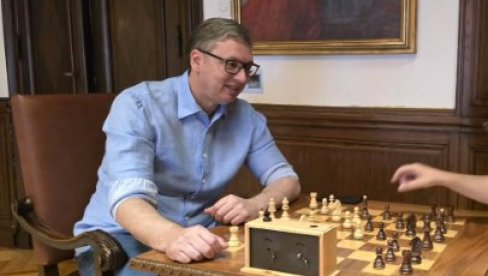 КРАЉ У ЦЕНТРУ, ТАБЛА ОСТАЛА ЧИСТА: Победа Александра Вучића на Видовдан – у стилу највећег шаховског велемајстора!
