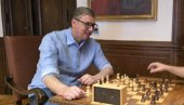 КРАЉ У ЦЕНТРУ, ТАБЛА ОСТАЛА ЧИСТА: Победа Александра Вучића на Видовдан – у стилу највећег шаховског велемајстора!