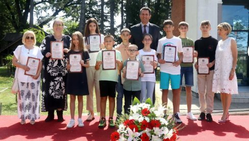 PONOS GRADA ŠAPCA: Uručene Vidovdanske nagrade najboljim učenicima i nastavnicima PONOS GRADA ŠAPCA: Uručene Vidovdanske nagrade najboljim učenicima i nastavnicima