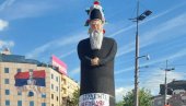 БРУТАЛНО ВРЕЂАЈУ ПАТРИЈАРХА, А СА БИНЕ ГЛУМЕ НАЦИОНАЛИСТЕ: Сраман призор са блокадерског квазипатриотског протеста (ФОТО)