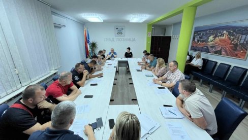 AKO BUDE POTREBE, GASIĆE I HELIKOPTERIMA: Sednica Štaba za vanredne situacije u Loznici zbog požara na gradskoj deponiji AKO BUDE POTREBE, GASIĆE I HELIKOPTERIMA: Sednica Štaba za vanredne situacije u Loznici zbog požara na gradskoj deponiji