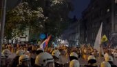 BLOKADERI GAĐALI POLICIJU: Poneli palice i maske - kreću u uništavanje Srbije (VIDEO) BLOKADERI GAĐALI POLICIJU: Poneli palice i maske - kreću u uništavanje Srbije (VIDEO)