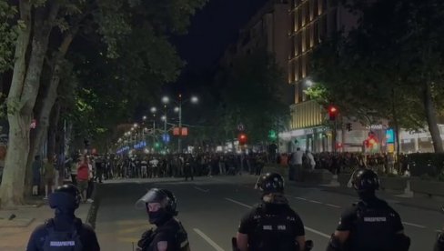 БЛОКАДЕРИ КАО ЗВЕРИ! ЈЕЗИВИ СНИМЦИ: Блокадери крећу на студенте - брутално ударили на полицију