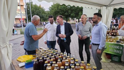 PREGRŠT DELA ZLATNIH RUKU: Vidovdanski sabor rukotvorina u Ugljeviku PREGRŠT DELA ZLATNIH RUKU: Vidovdanski sabor rukotvorina u Ugljeviku