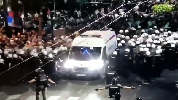 КОРИСТЕ ХИТНУ ПОМОЋ ЗА КРВНИЧКИ НАПАД: Зверски потез блокадера (ВИДЕО) КОРИСТЕ ХИТНУ ПОМОЋ ЗА КРВНИЧКИ НАПАД: Зверски потез блокадера (ВИДЕО)