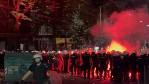 БЛОКДАДЕРИ ПОЗИВАЈУ НА СПАЉИВАЊЕ ПОЛИЦАЈЦА: Прво из заспемо алкохолом да их ослободимо бактерија..Иако је екстремно, легитимно је (ФОТО)