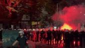 BLOKADERI PONOVO NAPALI POLICIJU BAKLJAMA