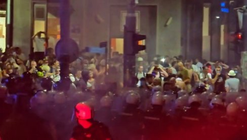 BLOKADERI NAPALI POLICIJU A ONDA JE USLEDILA INTERVENCIJA (VIDEO)