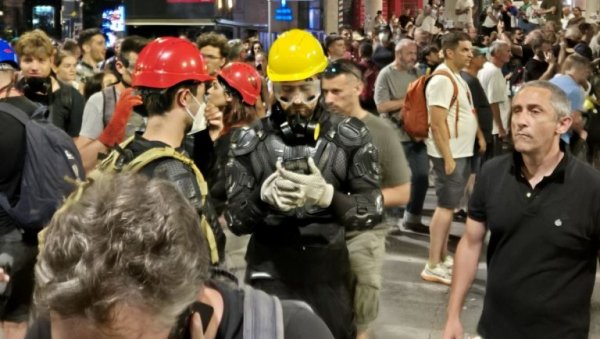 БЛОКАДЕРИ ТЕРОРИСТИ У ГЛАДИЈАТОР ОДЕЛИМА НАПАДАЈУ ПОЛИЦИЈУ: Иста опрема заплењена пар дана пре протеста БЛОКАДЕРИ ТЕРОРИСТИ У ГЛАДИЈАТОР ОДЕЛИМА НАПАДАЈУ ПОЛИЦИЈУ: Иста опрема заплењена пар дана пре протеста