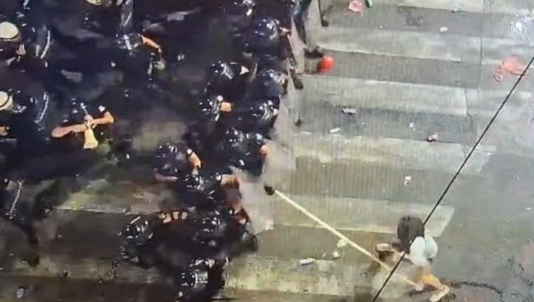 БЛОКАДЕР МОЧУГОМ НАПАО ПОЛИЦИЈУ: Страшне сцене у Београду (ВИДЕО) БЛОКАДЕР МОЧУГОМ НАПАО ПОЛИЦИЈУ: Страшне сцене у Београду (ВИДЕО)