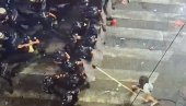 БЛОКАДЕР МОЧУГОМ НАПАО ПОЛИЦИЈУ: Страшне сцене у Београду (ВИДЕО)