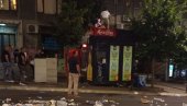 ДИВЉАШТВО И ХУЛИГАНИЗАМ: Блокадери уништавају имовину, демолирали трафику (ВИДЕО)
