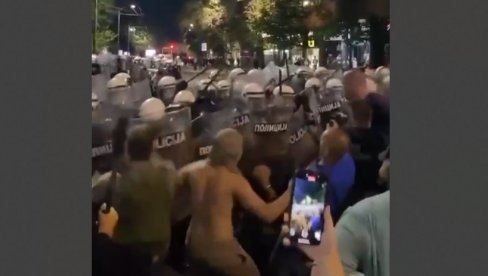 ДИВЉАЦИ: Блокадери немилосрдно туку српске полицајце (ВИДЕО)