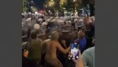 ДИВЉАЦИ: Блокадери немилосрдно туку српске полицајце (ВИДЕО)