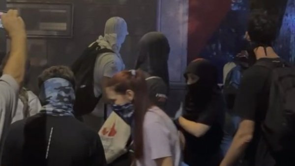 БЛОКАДЕРИ НАПАЛИ ПРОСТОРИЈЕ СНС: Узнемирујућ снимак (ВИДЕО) БЛОКАДЕРИ НАПАЛИ ПРОСТОРИЈЕ СНС: Узнемирујућ снимак (ВИДЕО)