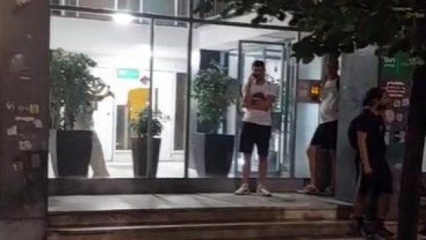 БЛОКАДЕРИ ПРАВИЛИ ХАОС: Ухапшене блокадере воде у Савски венац (ВИДЕО) БЛОКАДЕРИ ПРАВИЛИ ХАОС: Ухапшене блокадере воде у Савски венац (ВИДЕО)