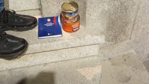 DIVLJACI: Ovim konzervama su blokaderi gađali policajce (FOTO/VIDEO) DIVLJACI: Ovim konzervama su blokaderi gađali policajce (FOTO/VIDEO)