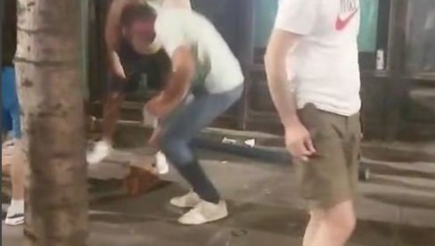 ТЕРОРИСТИ СЛАЖУ ЦИГЛЕ ЗА НАПАД НА ПОЛИЦИЈУ: Хорор снимак блокадера (ВИДЕО) ТЕРОРИСТИ СЛАЖУ ЦИГЛЕ ЗА НАПАД НА ПОЛИЦИЈУ: Хорор снимак блокадера (ВИДЕО)