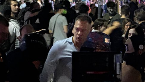 ХОЋЕ ДА НАПАДНУ СТУДЕНТЕ: Петар Ђујућ међу блокадерима који нападају полицију (ВИДЕО) ХОЋЕ ДА НАПАДНУ СТУДЕНТЕ: Петар Ђујућ међу блокадерима који нападају полицију (ВИДЕО)