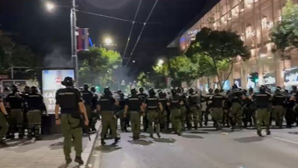 УЖАС: Блокадери гађају полицију стакленим флашама (ВИДЕО) УЖАС: Блокадери гађају полицију стакленим флашама (ВИДЕО)