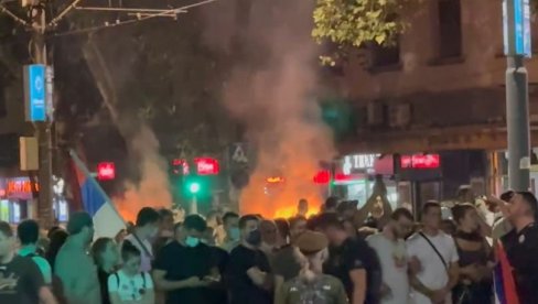 БЛОКАДЕРИ ТЕРОРИСТИ ЗАПАЛИЛИ КОНТЕЈНЕРЕ: Дивљају испред полиције код Правног факултета (ВИДЕО)