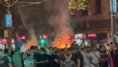 БЛОКАДЕРИ ТЕРОРИСТИ ЗАПАЛИЛИ КОНТЕЈНЕРЕ: Дивљају испред полиције код Правног факултета (ВИДЕО)