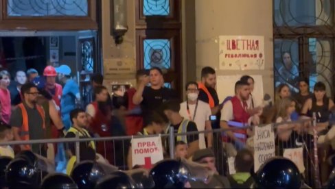 PRAVNI FAKULTET KAO TERORISTIČKA ĆELIJA: Blokaderi udarili na policiju, pa pobegli u zgradu