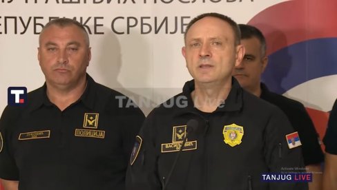 БЛОКАДЕРИ СРУШИЛИ ОГРАДУ, СКИНУЛИ ПРСЛУКЕ И КРЕНУЛИ У НАПАД: Директор полиције показао снимак, повређено 6 полицајаца, десетине ухапшено