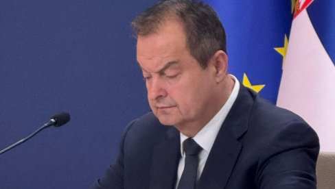 ДОБИО ЈЕ ПОВРЕДЕ ГЛАВЕ И ПРЕЛОМ ЈАГОДИЧНЕ КОСТИ Дачић: После више упозорења да престану, дошло је до повређивања полицајаца из кордона
