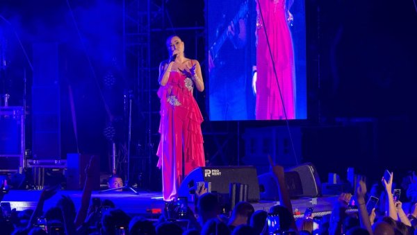 УСИЈАЊЕ НА ТВРЂАВИ: Цеца Ражнатовић заблистала на концерту у Нишу на Видовдан (ФОТО) УСИЈАЊЕ НА ТВРЂАВИ: Цеца Ражнатовић заблистала на концерту у Нишу на Видовдан (ФОТО)
